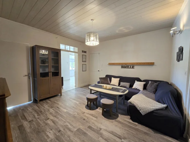 Beautifully Renovated 4-Bedroom Home with South-Facing Garden and Vineyard Views photo 4