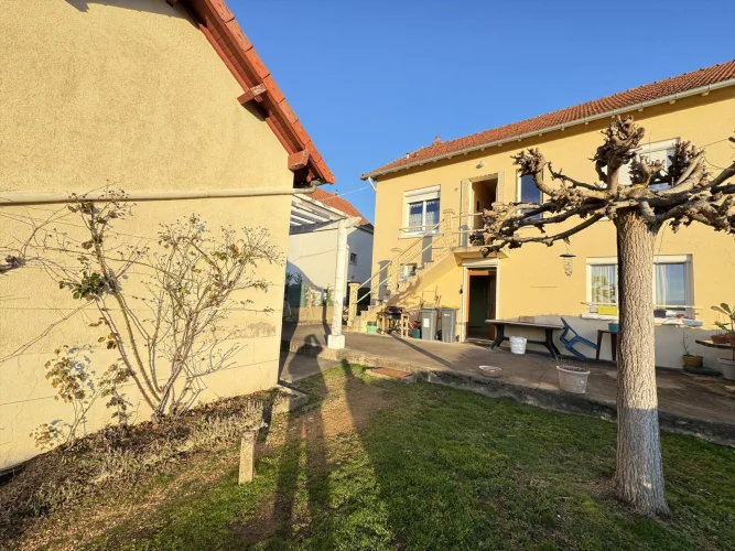 House Close to all Amenities with Independent Studio photo 2