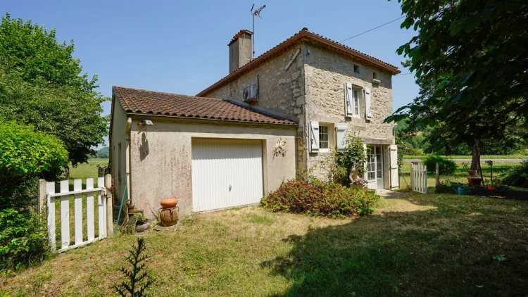 Quercy-Style Stone House of Approximately 100 m², Former Forge, with Garage and 3187 m² of Land photo 2