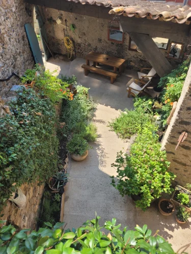 A Charming Stone House with 90 M2 of Living Space, Vaulted Cellars and a Large Courtyard. photo 3