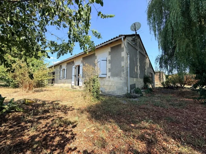 St Savin Single-Storey House 400m from Shops