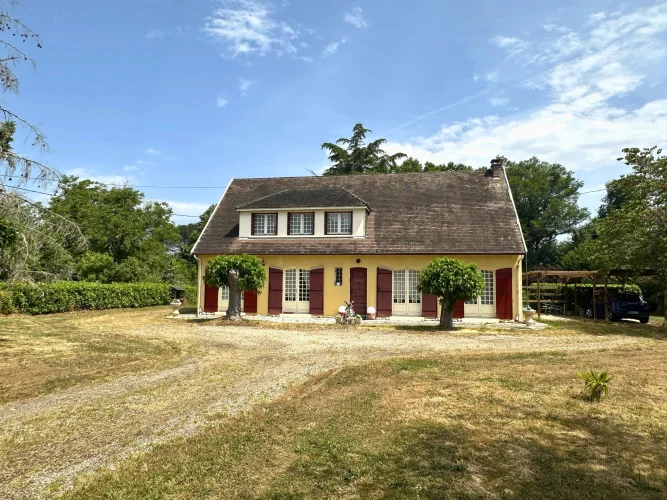 Charming 6-Bedroom Property with Park, Pool and River Access