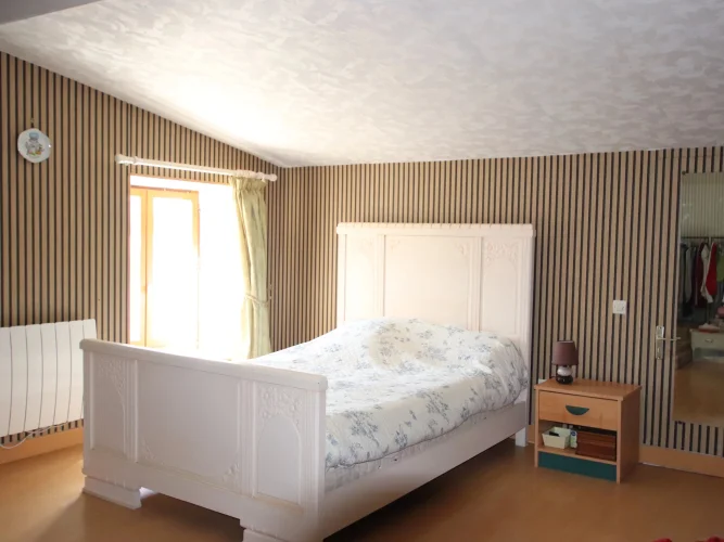 Large 5-6 Bedroom Townhouse with Parking and Lots of Potential photo 5