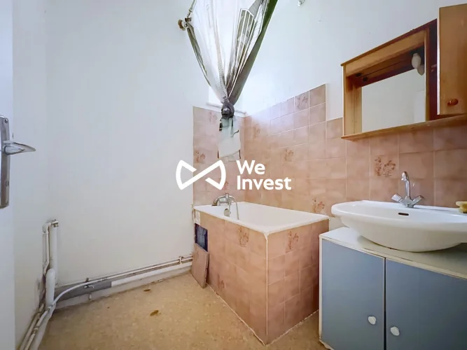 53 m² Two-Bedroom Flat to Renovate in Central Pau photo 5