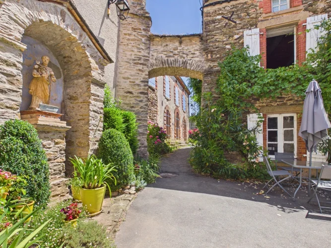 Charming Village Property with Riverside Location photo 2