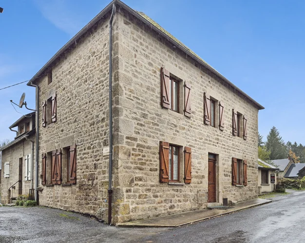 Correze. Pradines. Stone House of 4 Bedrooms with Separate Barn and a Garden of 107m² photo 2