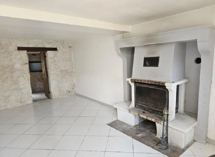 2 Bed House for Sale in Sauzé-Vaussais photo 4