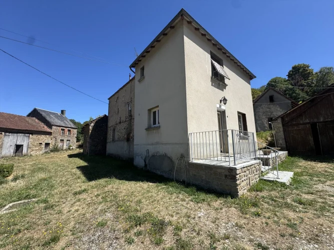 Property with House, Outbuilding, and more than 10,000 m² of Land