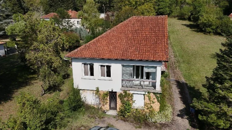 Discover this Spacious 1960s House with Great Potential, Located Near the Center of Le Bugue and the Vézère River, with … photo 2