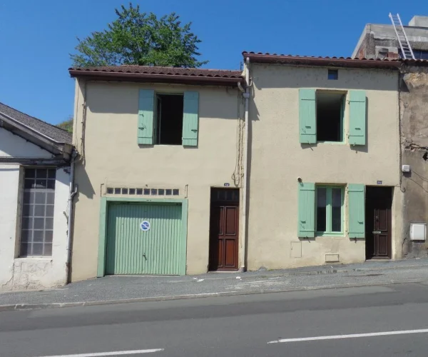 In the Heart of Fumel, Charming Semi-Detached House, Close to all Amenities. It Offers on the