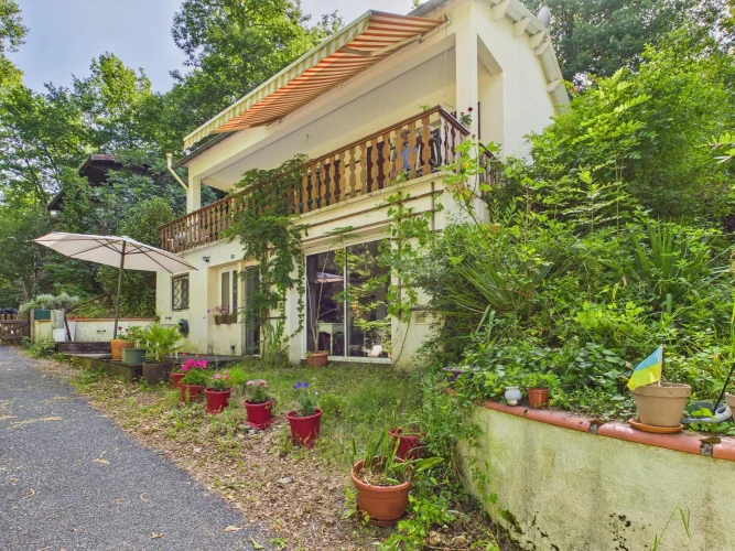 Sector Sérenac, Albi: 3-Bedroom House with Balcony, View to Tarn River.