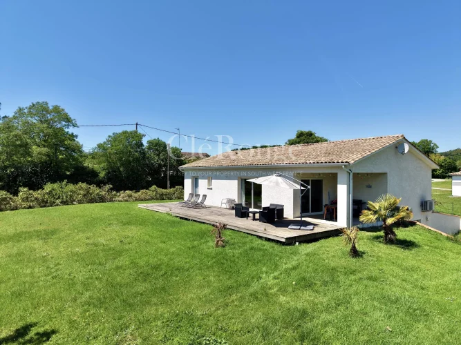 Close to Duras – Stunning Contemporary Property with Lovely Views of the Château De Duras photo 2