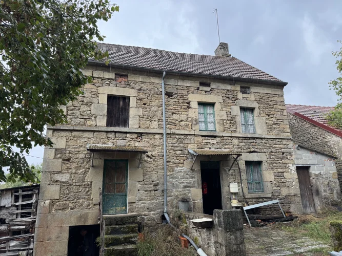 Renovation Project - Countryside House with 6,700 m² of Land - at the End of a Dead End - River Access photo 5