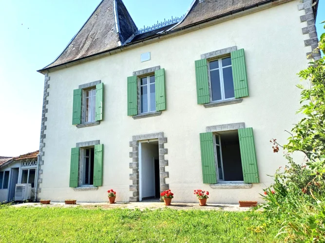 Le Petit Château- Charming Period Village House with Garden, Garage & Loft Potential - 2mins Walk to Bastide Square