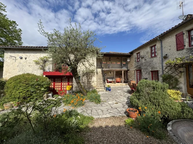 Charming Country Cottage with Courtyard and Annexe photo 2