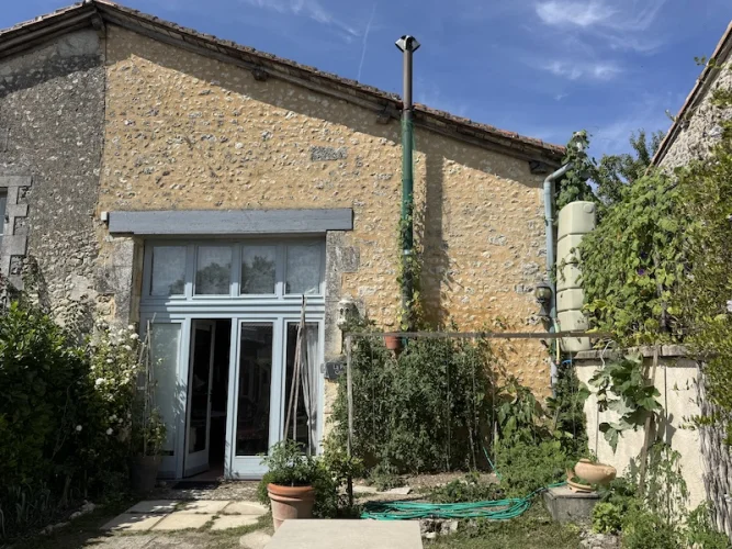 Pretty stone house with private garden - cheap house