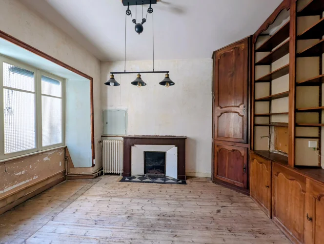 Stunning Village House to Renovate with Shop, Courtyard and Garage in the Bastide of Monflanquin photo 3