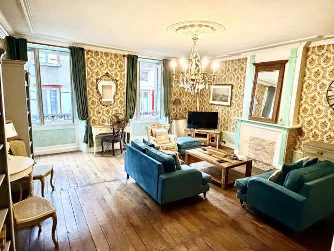 Large and Flexible Townhouse in the Centre of this Lively Town photo 3