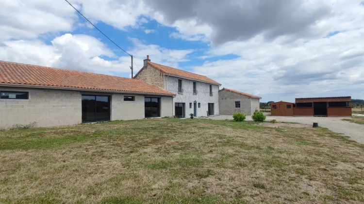 Spacious Renovated Family House in Loudun, 167 m² photo 2