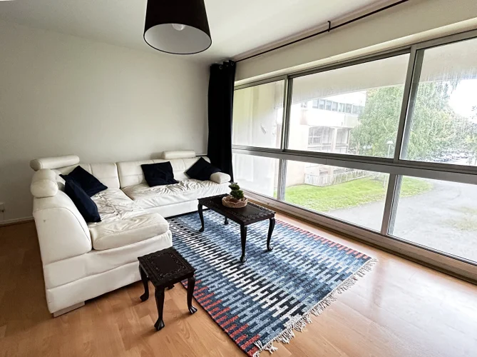 Finistère: Brest. Spacious, Furnished Three-Bedroom Apartment with Lift and Two Secure Parking Spaces. photo 5