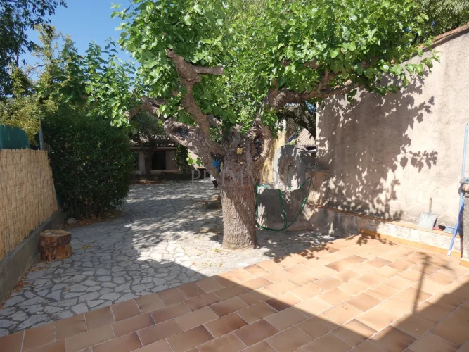 Ground-Level Apartment on 234 m² of Land with Garage and Cellar in Le Thoronet