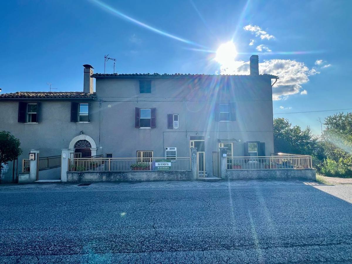 Property in Todi photo 3
