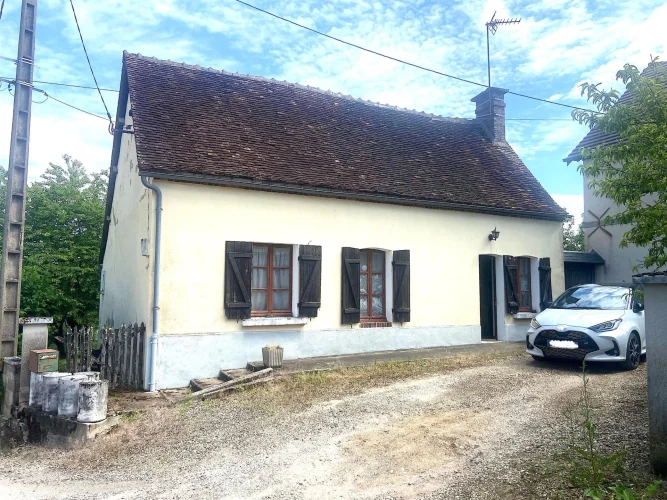 Toucy, Old House of 72 m² with a Garden and Adjoining Land, Buildable (not Serviced) with