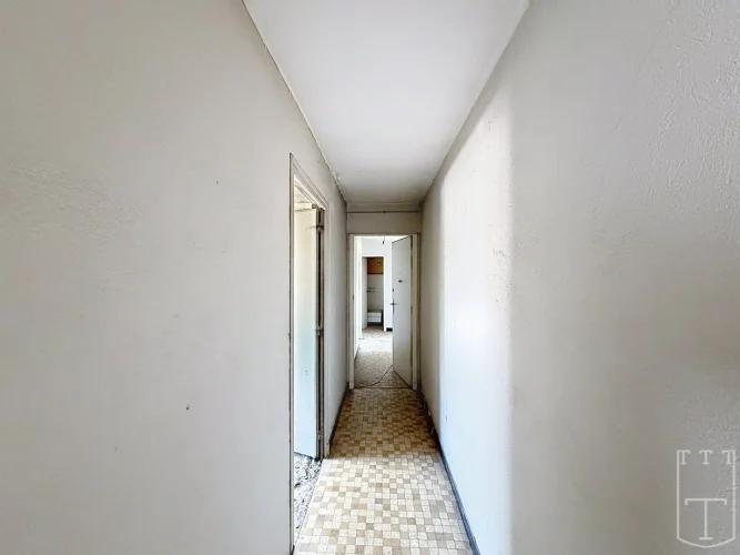 Exclusive 3-Room with Renovation Potential photo 3