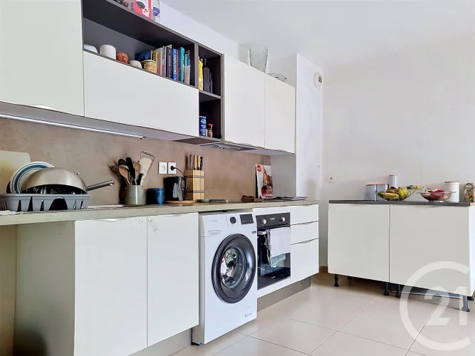 Centre-Ville of Draguignan, 57 m² T3 with Balcony, Underground Parking and all Amenities Within Walking Distance photo 4