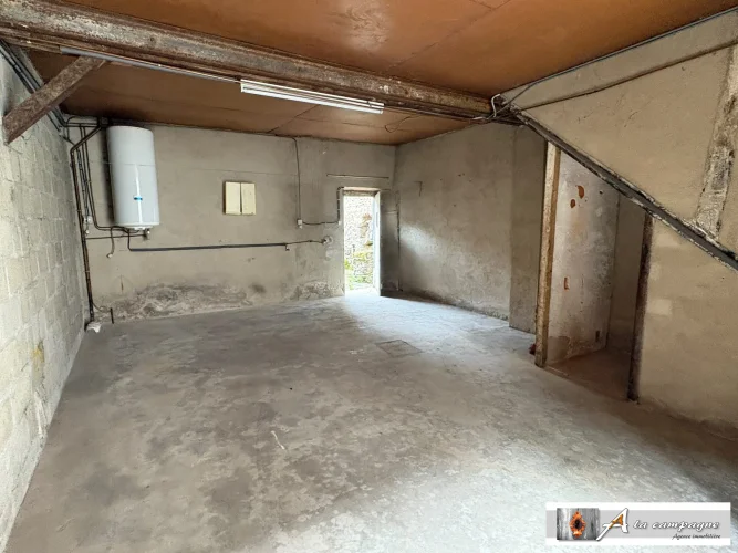 Mid-Terraced Village House with Strong Potential, a Garage, and an Enclosed Garden. photo 3