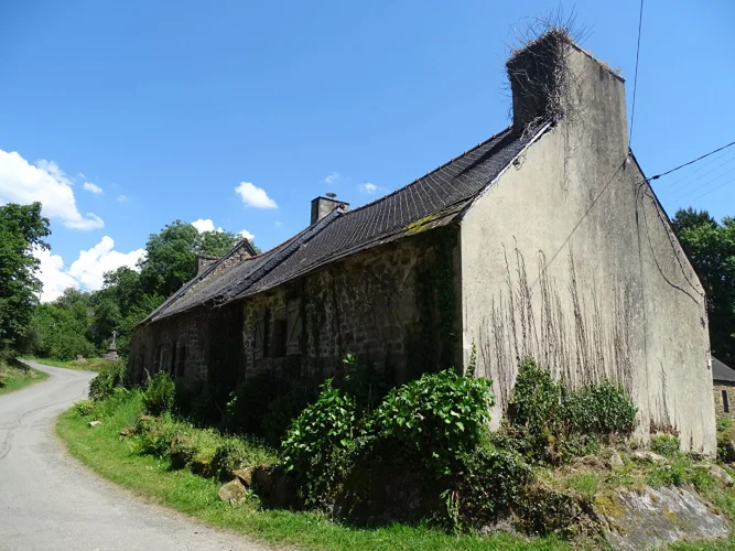 Côtes-D'armor. Detached Stone Property for Renovation Near Saint-Nicolas-du-Pélem. photo 3