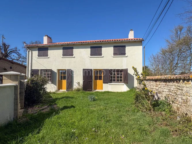 Pretty Newly Renovated South Facing Stone House with Small G