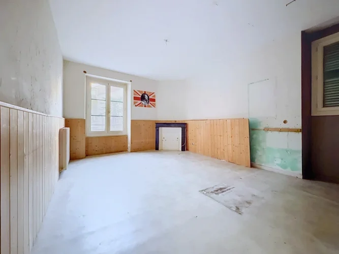 53 m² Two-Bedroom Flat to Renovate in Central Pau