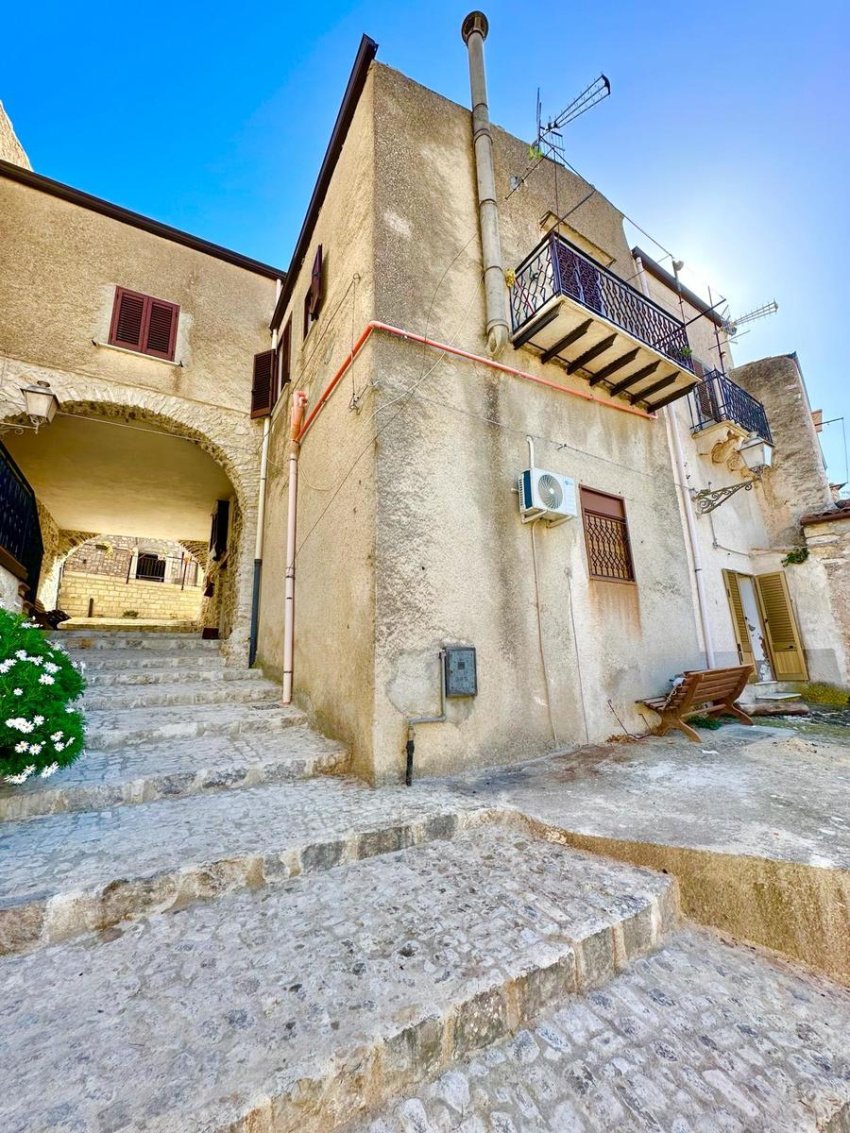 Property in Palazzo Adriano photo 2