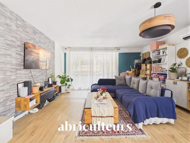 Apartment T3 with Balcony for Sale in the City Center of Salon-De-Provence (13300) photo 3