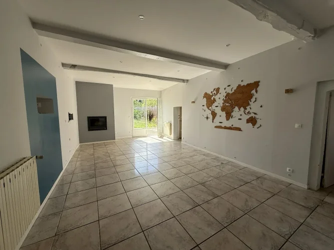 Large Five-Bedroom Family Home with Garden photo 2