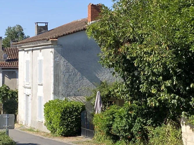 Three-Bedroom Village House with Garage and Garden – Near Chalais