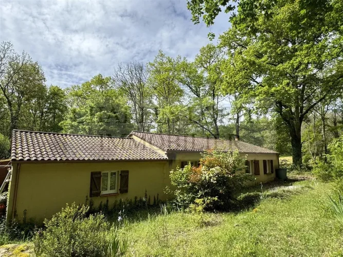 Traditionally Built House with Garage, Covered Terrace and Pretty Garden of more than 3500 m² photo 2