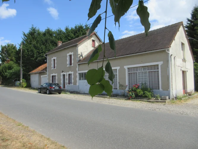 Spacious Property with a Showroom and 3 Garages!