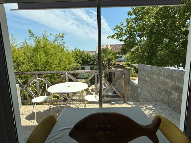 Townhouse of 105 m² of Living Space Offering Beautiful Volumes and Great Potential, with Garden! photo 2