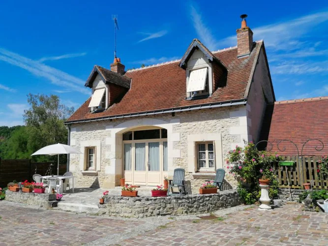 Charming Stone Cottage with Longère Guest House & Lake Views – Loire Valley (Near Loches, Chenonceau, Amboise, Zoo-Parc …