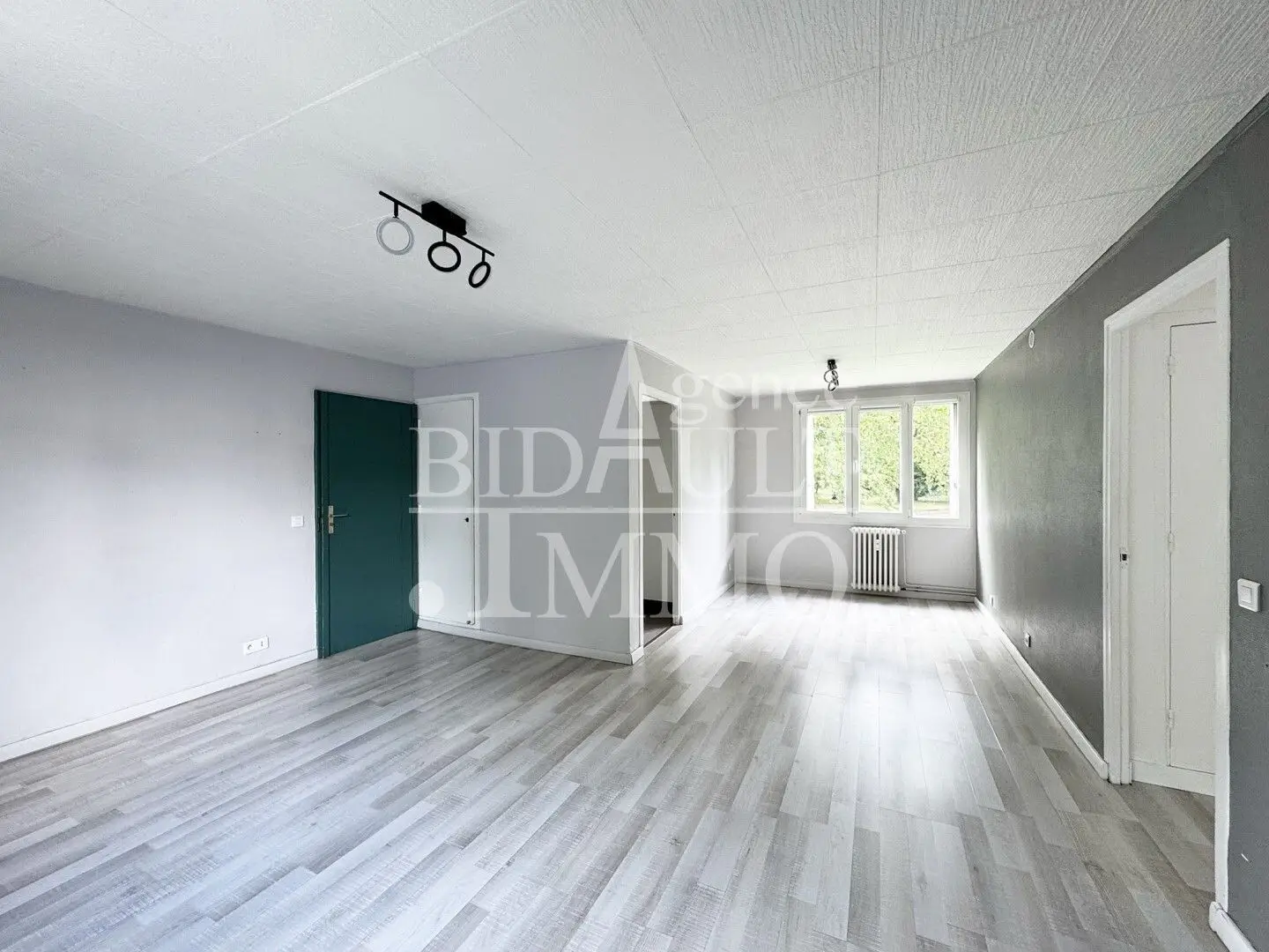 Apartment for sale in La Celle Saint Cloud — 2 bedrooms, 70 m² photo 3