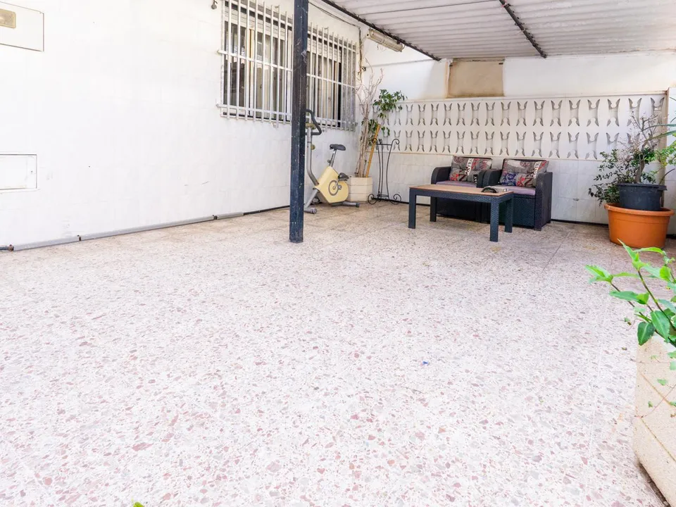 MARKET REAL ESTATE photo 2