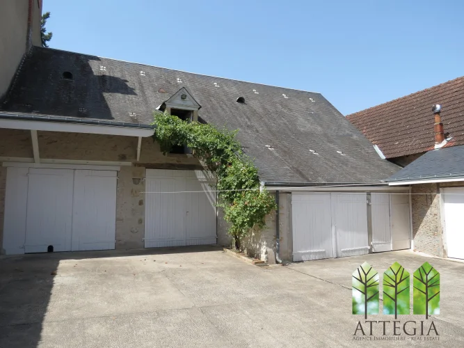 Spacious 5-Bedroom Townhouse with Courtyard, Outbuildings and Private Parking photo 4