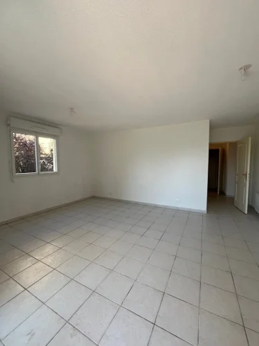 For Sale: 3-Room Apartment with Terrace and Private Parking photo 3