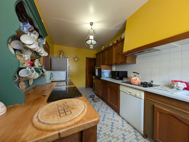 Spacious Town Centre House with Garden photo 2