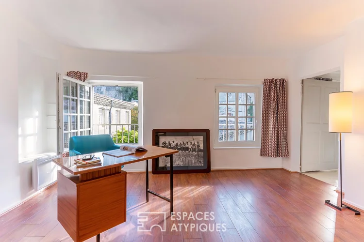 Charming Apartment with a Private Patio and an Exceptional View of the Rooftops