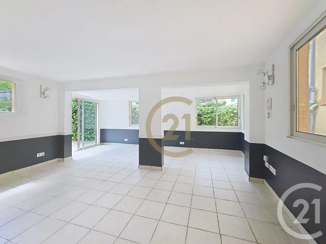 For Sale in Flayosc, Superb 3-Room Ground-Floor Apartment with Private Garden photo 5