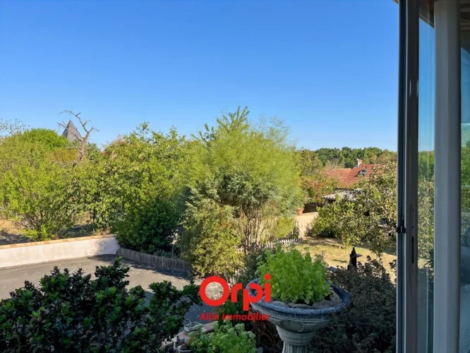 Detached House in the Heart of Désertines photo 2