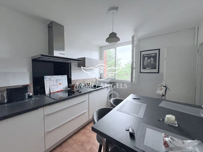 T4 of 84m² in Perfect Condition - 3 Bedrooms - Terrace - Private Parking